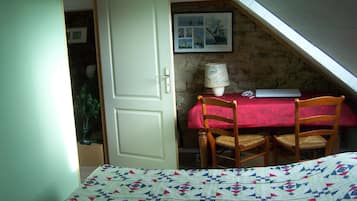 2 bedrooms, iron/ironing board, travel cot, free WiFi