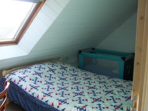2 quartos, ferros/tábuas de passar roupa, berço de viagem
