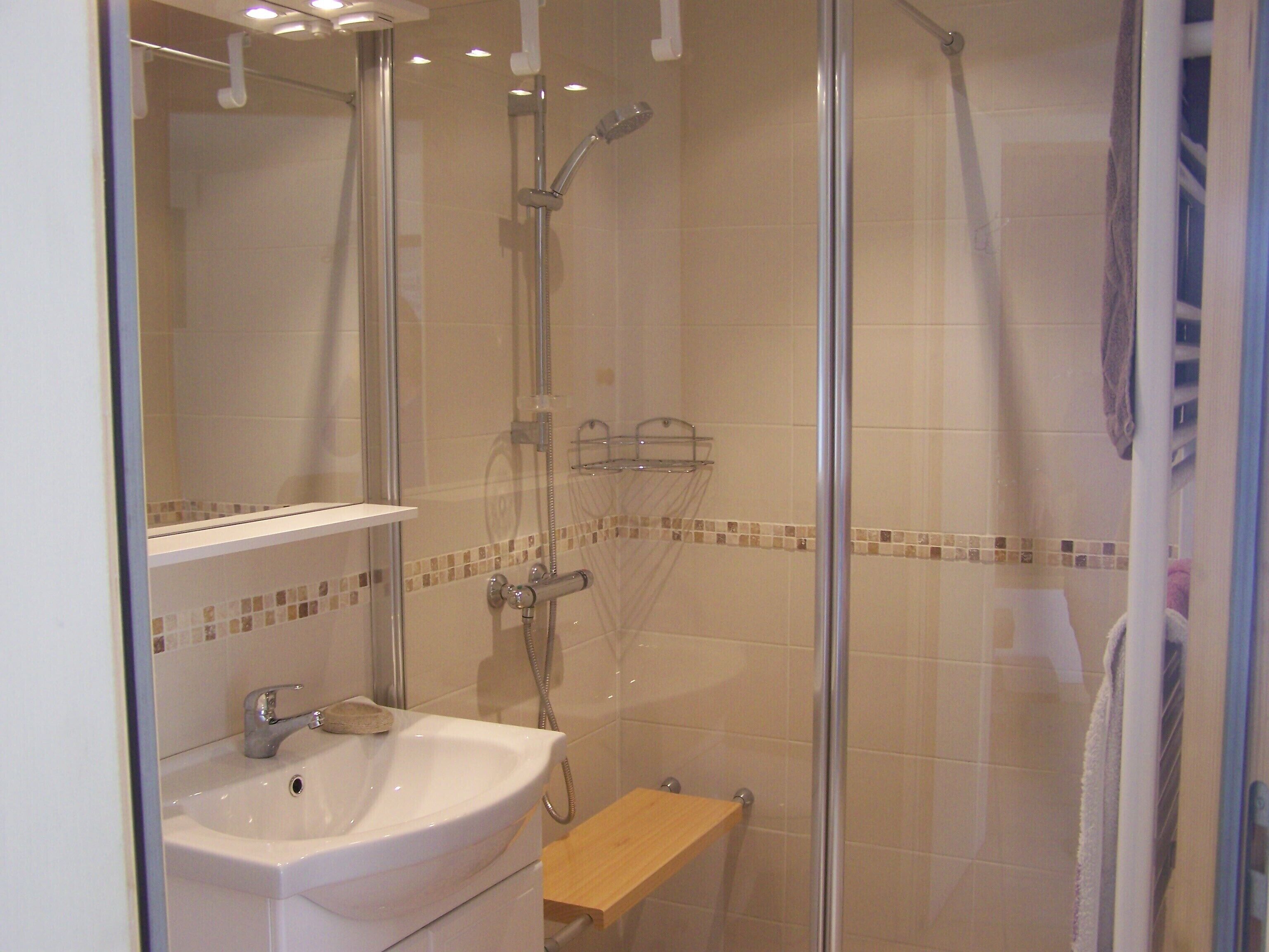 Douche, serviettes fournies, savon, papier toilette