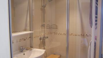 Douche, serviettes fournies, savon, papier toilette