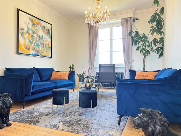 Smart TV, tavolo da ping pong, libri, studio