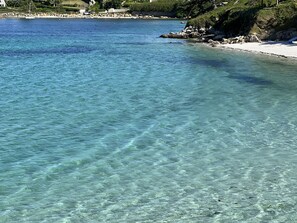 Una spiaggia nelle vicinanze, lettini da mare