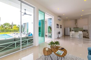 Villa | Wohnbereich | Flachbildfernseher