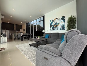 Villa | Área de sala de estar | Televisión de pantalla plana 