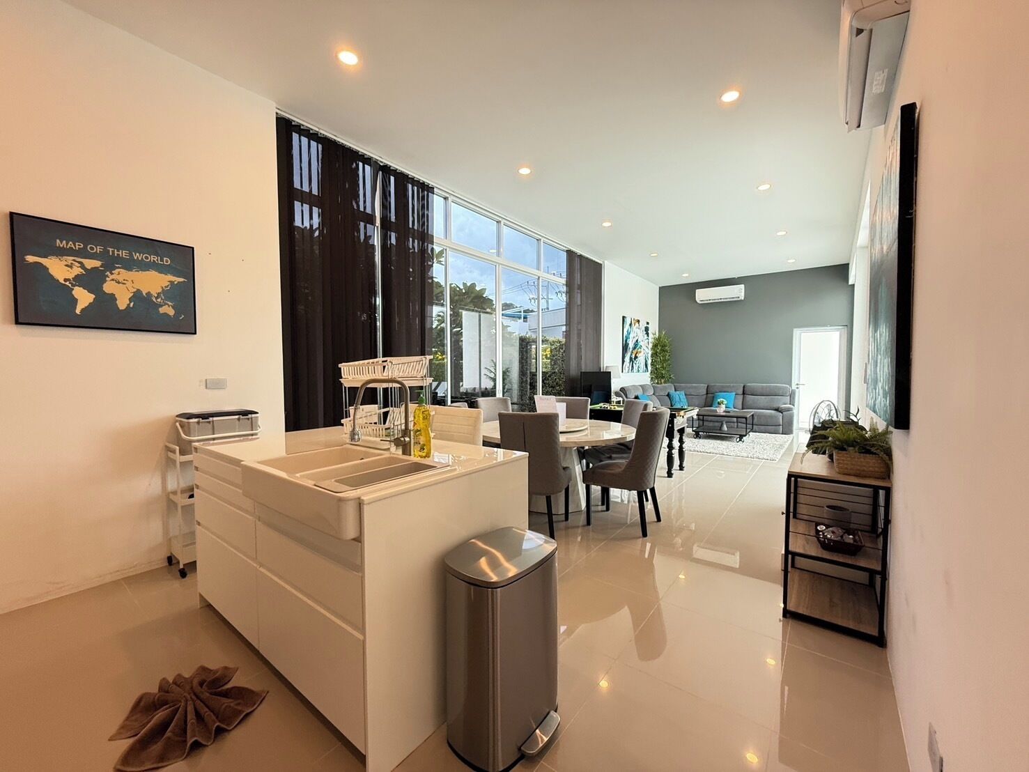 Full-size fridge, microwave, oven, stovetop