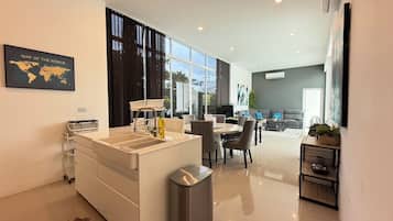 Full-size fridge, microwave, oven, stovetop