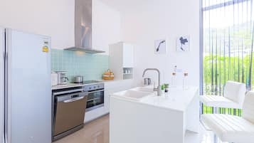Villa | Cocina privada | Refrigerador con congelador, microondas, horno y parrilla de estufa