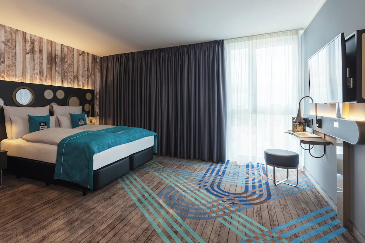 Premium Room, 1 Queen Bed | In-room safe, desk, soundproofing, free WiFi