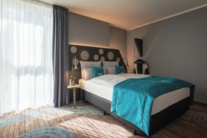Premium-Zimmer, 1 Queen-Bett | Zimmersafe, Schreibtisch, schallisolierte Zimmer, kostenlose Babybetten
