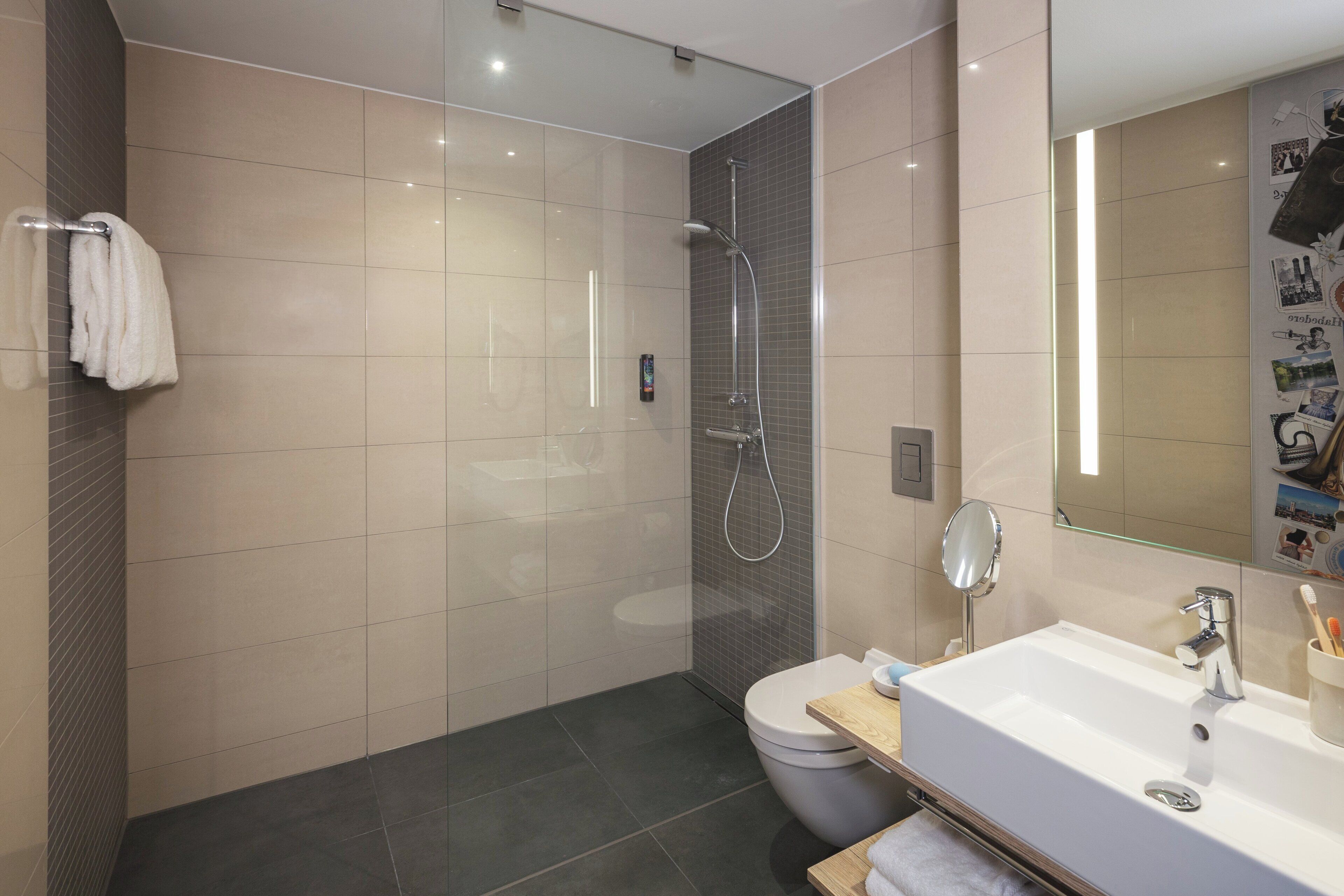 standard room, 1 queen bed, accessible | bathroom | shower, hair dryer, towels