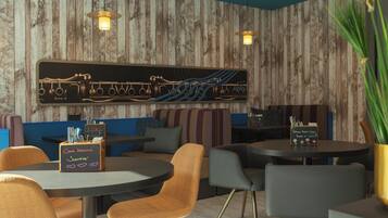 Un restaurante acogedor con paredes de madera, asientos a rayas y un menú en una pizarra.