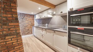 House | Private kitchen | Fridge, oven, stovetop, electric kettle - Othala The Merchants Quarters (Scarborough)