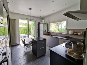 Fridge, microwave, oven, stovetop - Belle Propriété Avec Piscine et Pool House à 4 km du Centre D'aix-en-provence (Aix-en-Provence)
