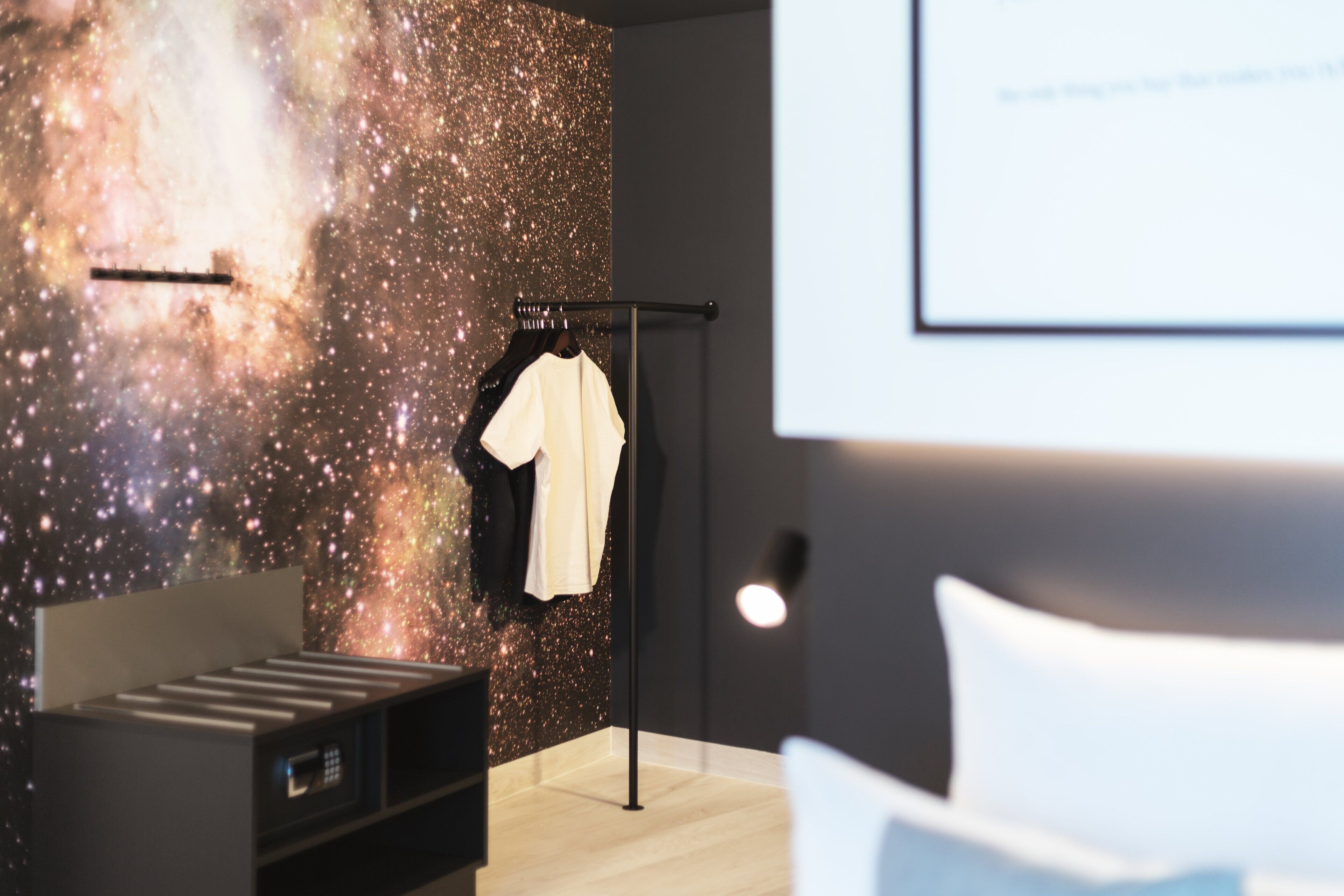 تجهيزات عازلة للصوت وأسرّة أطفال/رضّع (مجانًا) وأسرّة قابلة للطي