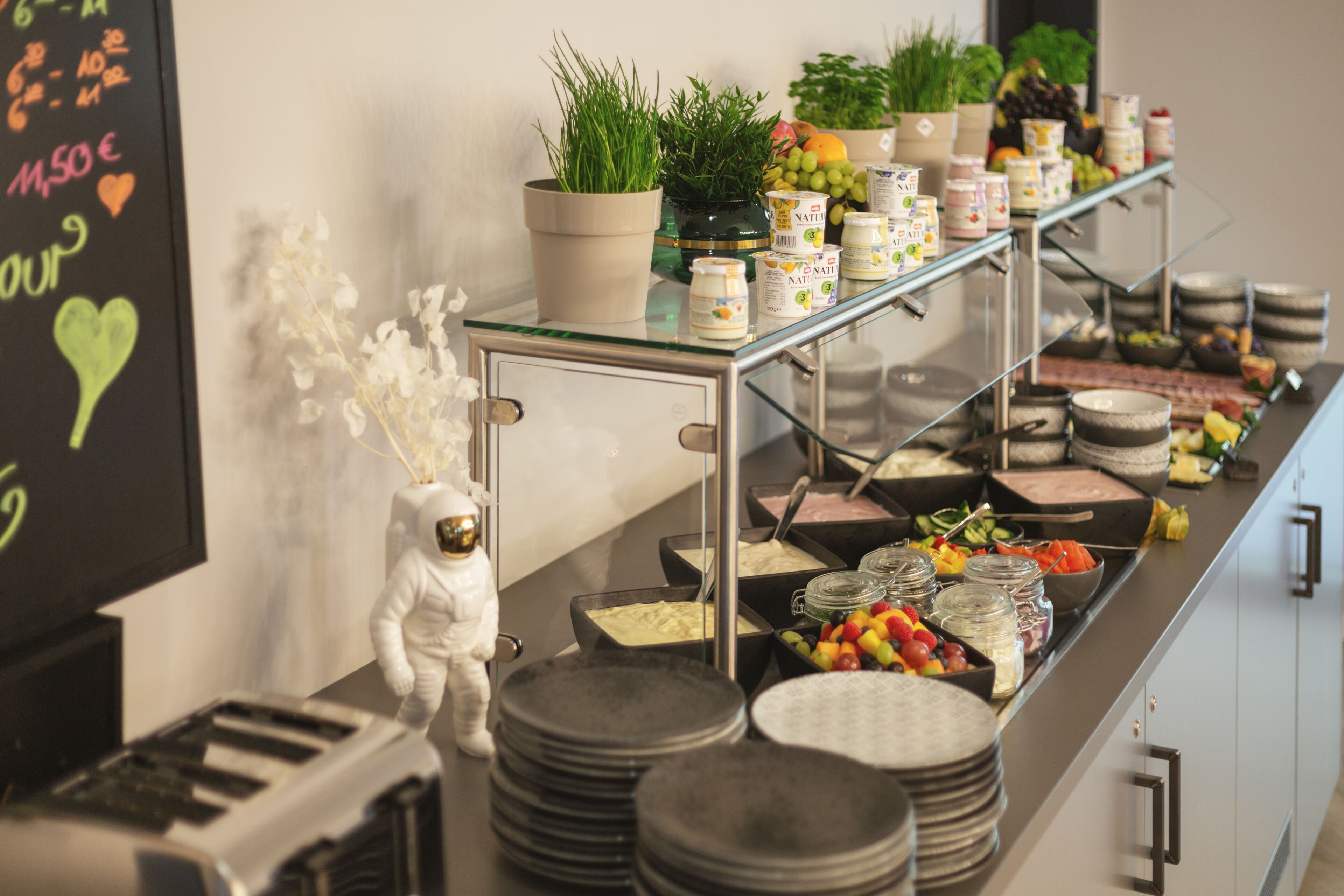 每日供应自助式早餐（每人 EUR 14）