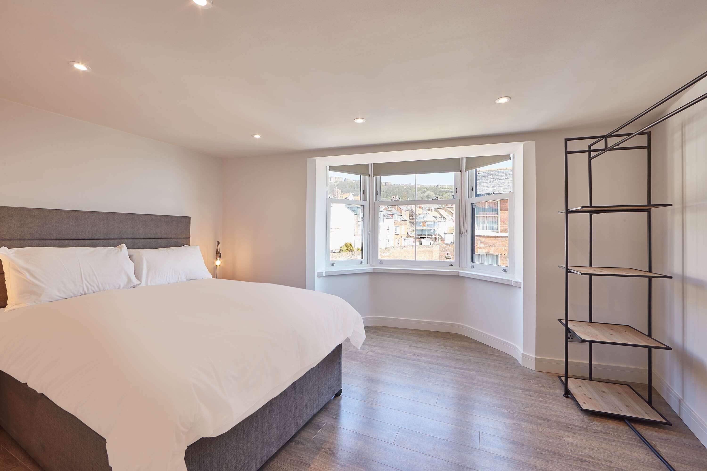 2 عدّة غرف نوم وبديكورات فريدة لكل غرفة وطراز فريد لكل وحدة