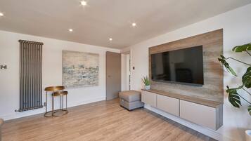 House | Living area | 32-inch flat-screen TV with digital channels, TV