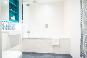 Premium Apartment, 1 Bedroom, Balcony, Executive Level | Bathroom | Shower, slippers