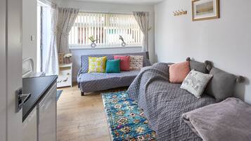 Talo | Oleskelualue | 32–tuumainen taulutelevisio, jossa digitaalikanavat