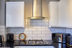 House | Private kitchen | Fridge, microwave, oven, stovetop - Beatrice Little Duckling (Middlesbrough)