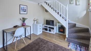 Talo | Oleskelualue | 32–tuumainen taulutelevisio, jossa digitaalikanavat