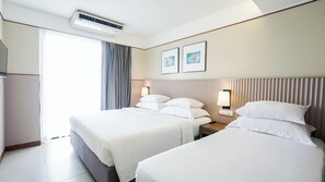 One Bedroom Suite Pool Access | Zimmersafe, Schreibtisch, laptopgeeigneter Arbeitsplatz