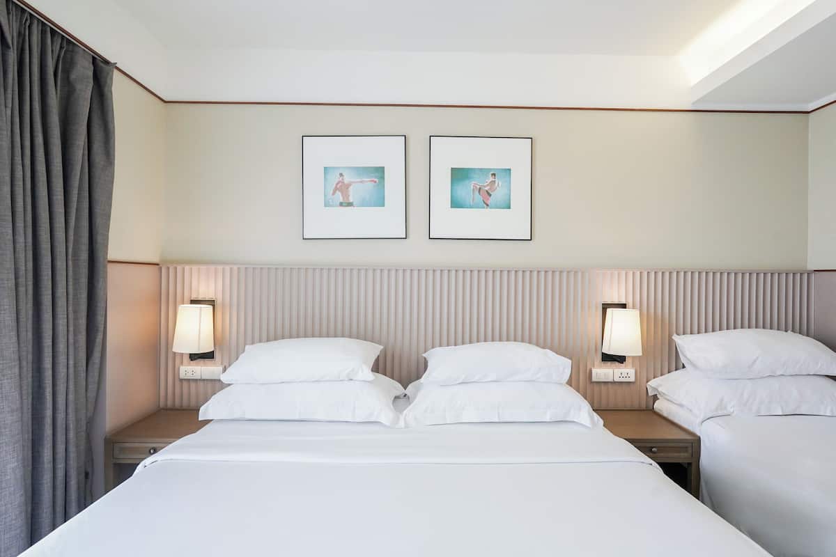 One Bedroom Suite Pool Access | Zimmersafe, Schreibtisch, laptopgeeigneter Arbeitsplatz