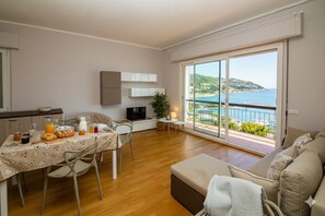 Room | Living area | Flat-screen TV