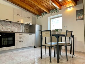 Kühlschrank, Ofen, Herdplatte, Kochgeschirr/Geschirr/Besteck