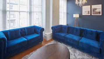 House | Living area | 32-inch flat-screen TV with digital channels, TV