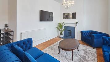 House | Living area | 32-inch flat-screen TV with digital channels, TV