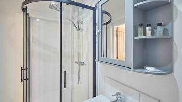 House | Bathroom | Separate bathtub and shower, towels