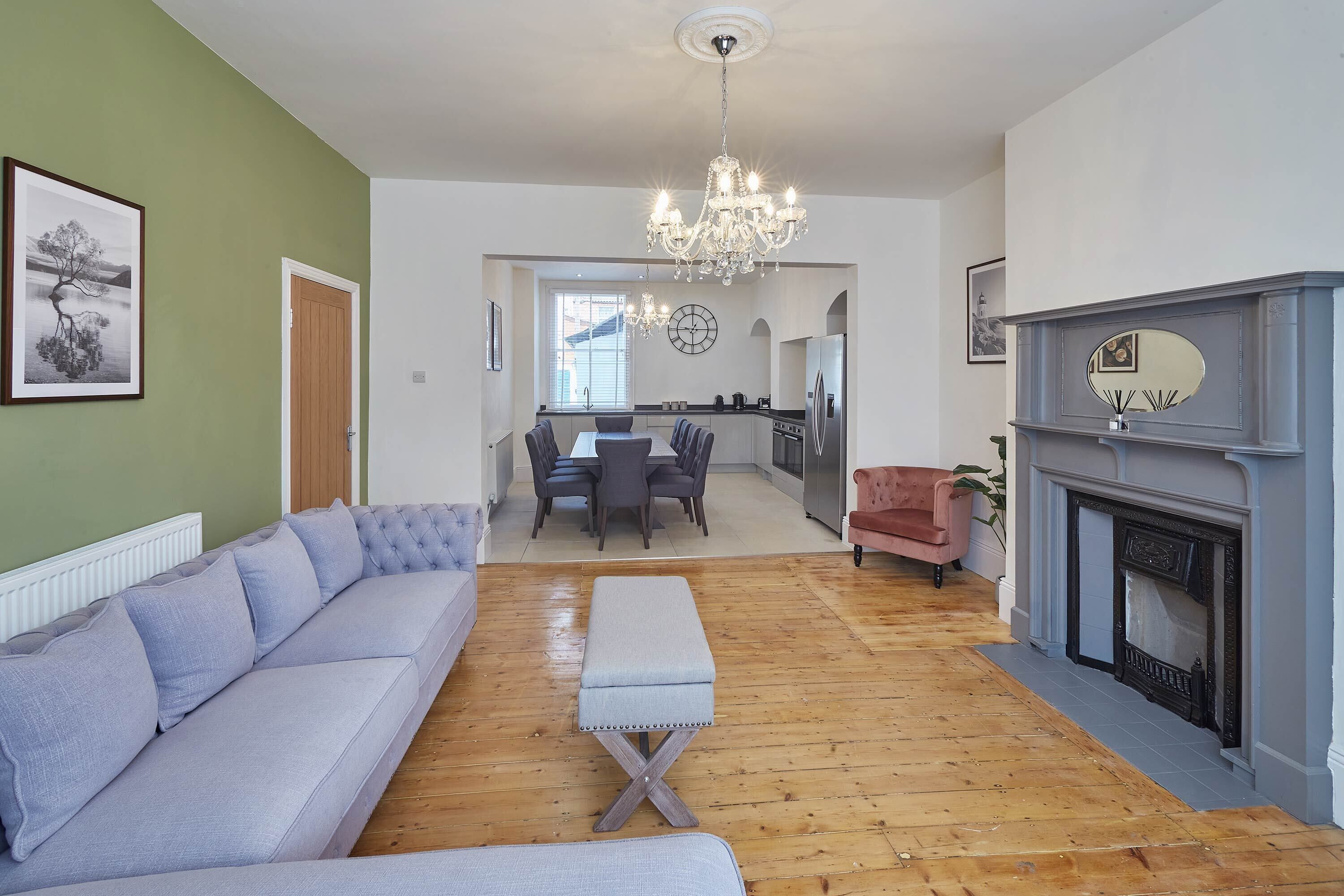 House | Living area | 32-inch flat-screen TV with digital channels, TV