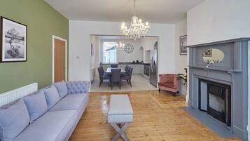 House | Living area | 32-inch flat-screen TV with digital channels, TV