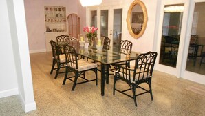 Dining - Hideaway on Hibiscus - Enjoy Old Florida (Sarasota)