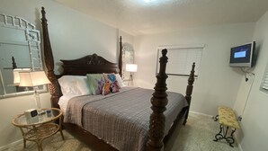 3 bedrooms, desk, iron/ironing board, free WiFi - Hideaway on Hibiscus - Enjoy Old Florida (Sarasota)