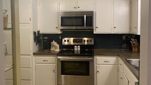 Coffee/tea maker, fridge, microwave, oven - Hideaway on Hibiscus - Enjoy Old Florida (Sarasota)