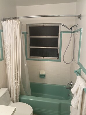 Combined shower/bathtub, hair dryer, towels, toilet paper - Hideaway on Hibiscus - Enjoy Old Florida (Sarasota)