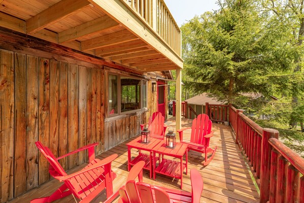 Outdoor dining - Dog Friendly Cabin w/ Hot Tub & Fire Pit (McHenry)