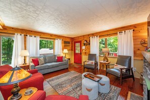 Smart TV, fireplace, DVD player - Dog Friendly Cabin w/ Hot Tub & Fire Pit (McHenry)