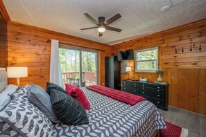 2 bedrooms, free WiFi, bed sheets - Dog Friendly Cabin w/ Hot Tub & Fire Pit (McHenry)