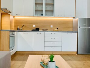 Grand-huoneisto | Yksityinen keittiö | Täysikokoinen jääkaappi, mikroaaltouuni, uuni, vedenkeitin