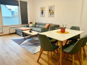 Apartamento grand | Área de estar | Smart TV 43 polegadas com canais a cabo, TV