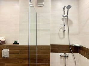 그랜드 아파트 | 욕실 | 샤워 시설, 무료 세면용품, 헤어드라이어, 슬리퍼