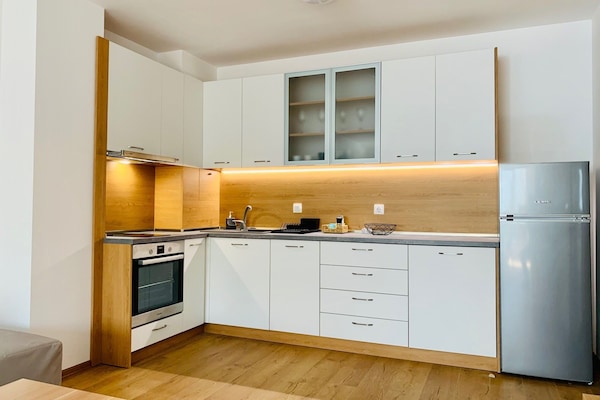 Refrigerador con freezer, microondas, horno, tetera/pava eléctrica