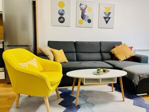 Perhehuoneisto | Oleskelualue | 43–tuumainen äly-TV, jossa kaapelikanavat