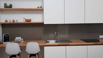 Frigorífico, placa de cocina, cafetera o tetera y hervidor eléctrico