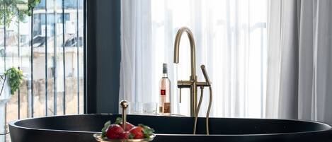 Suite Studio, baignoire | Vue de la chambre