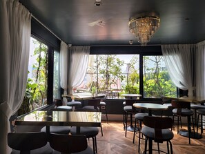 Lobby sitting area - Mayer House (Tel Aviv)