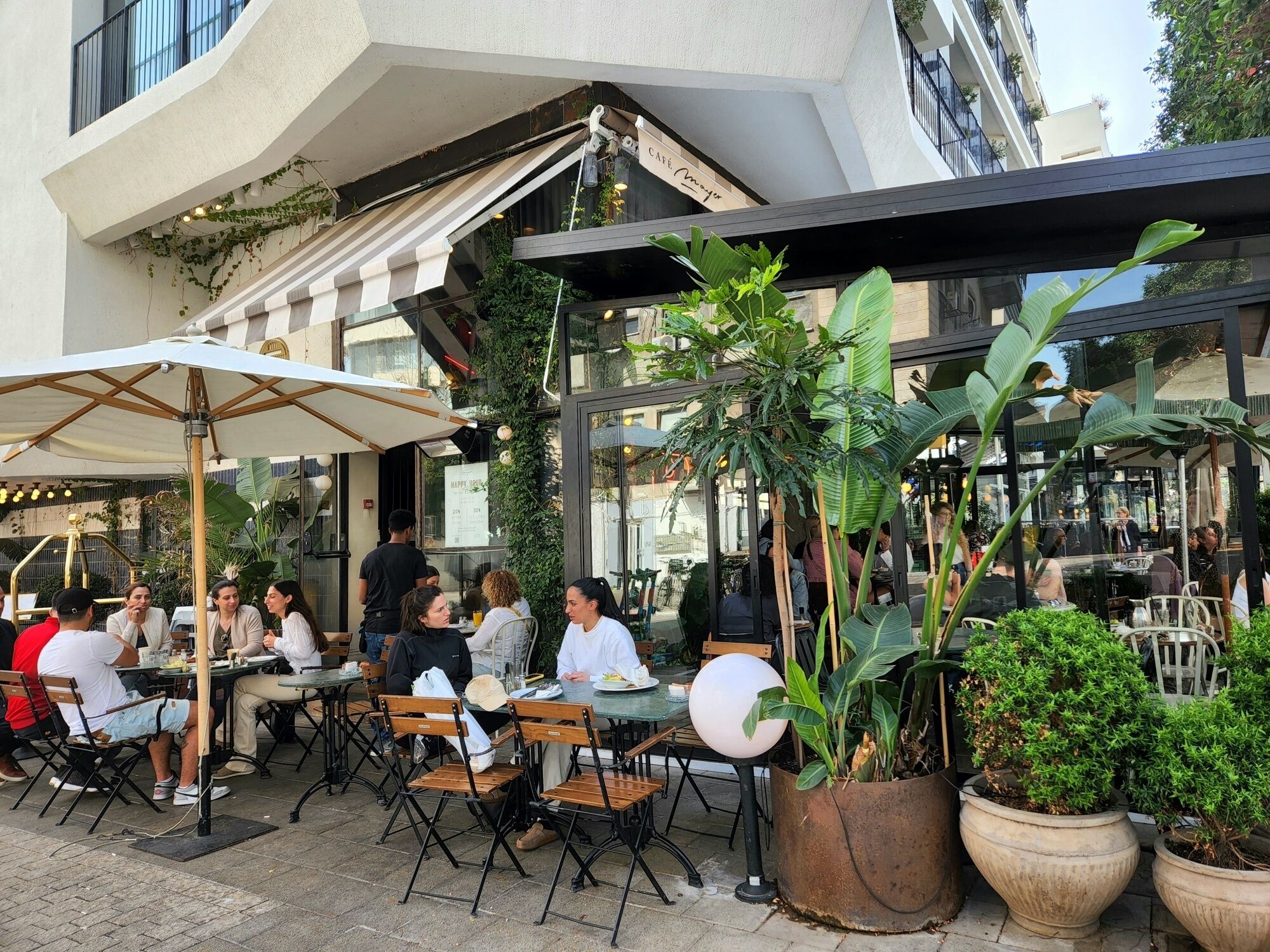 Breakfast, lunch and dinner served